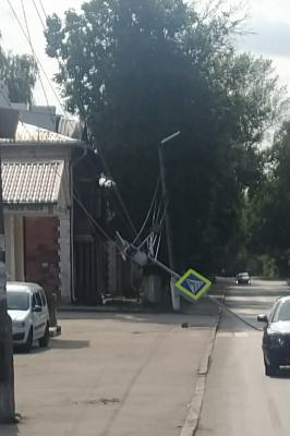 В Рязани на улице Керамзавода дорожный знак повис на проводах